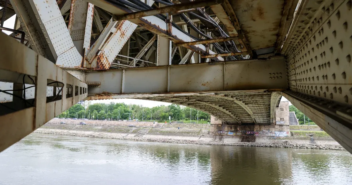 Bemásztunk a Petőfi híd alá, ahol nagy darabokban válik le a rozsda és a beton