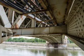 Bemásztunk a Petőfi híd alá, ahol nagy darabokban válik le a rozsda és a beton