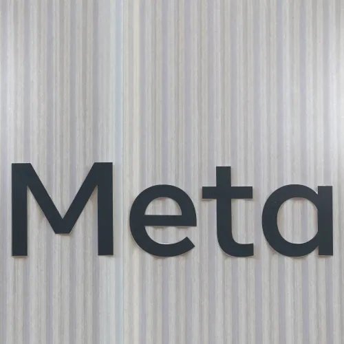 Lassan őrölnek a Meta malmai, ha pénzügyi csalókról küldünk nekik értesítést