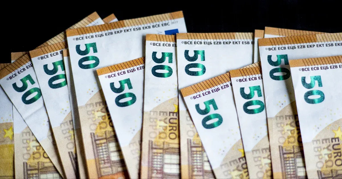 Végigment ugyan a magyar sajtón, de attól még nem vonják ki az 50 eurósokat a forgalomból