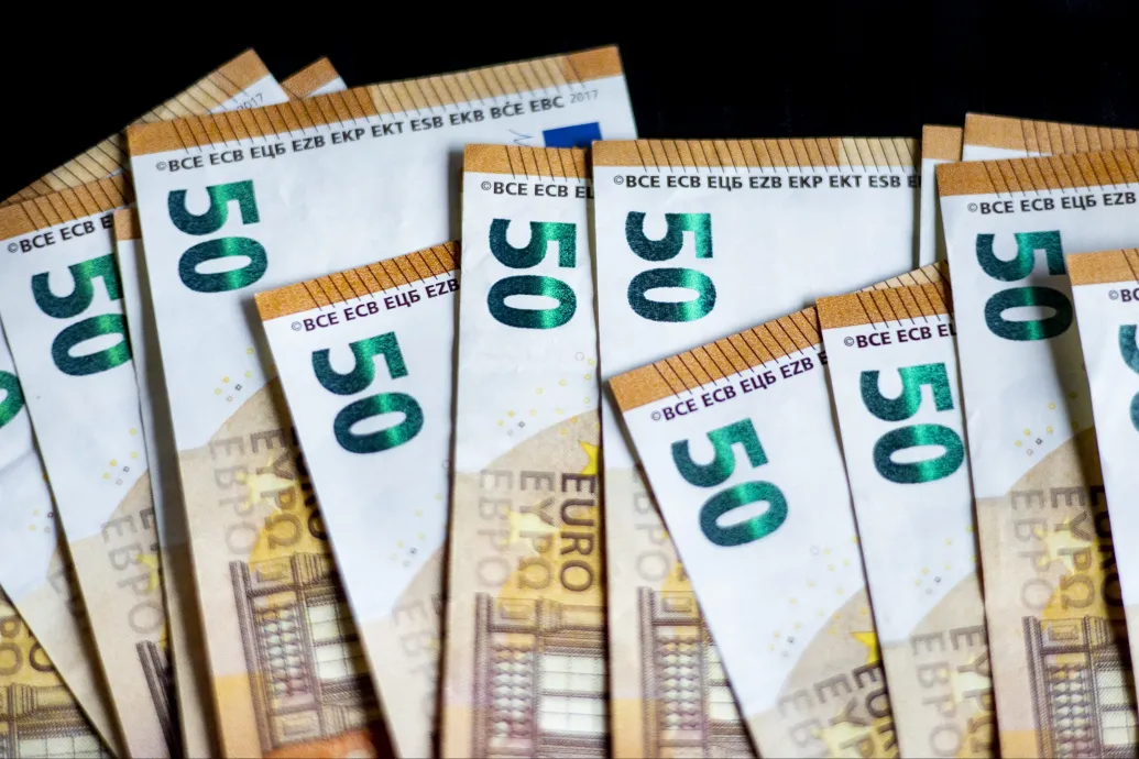 Végigment ugyan a magyar sajtón, de attól még nem vonják ki az 50 eurósokat a forgalomból