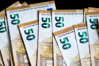 Végigment ugyan a magyar sajtón, de attól még nem vonják ki az 50 eurósokat a forgalomból