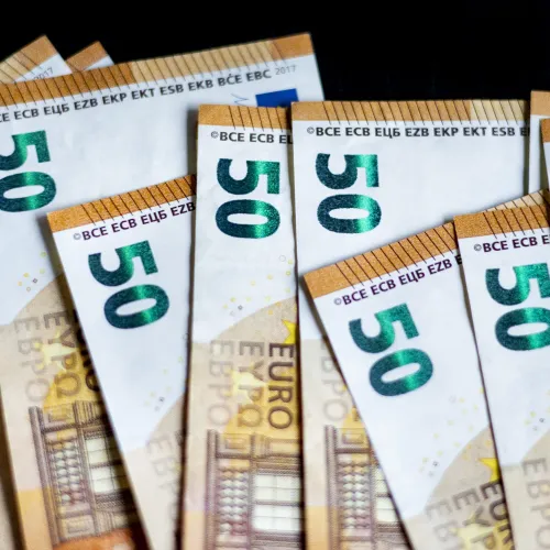 Végigment ugyan a magyar sajtón, de attól még nem vonják ki az 50 eurósokat a forgalomból