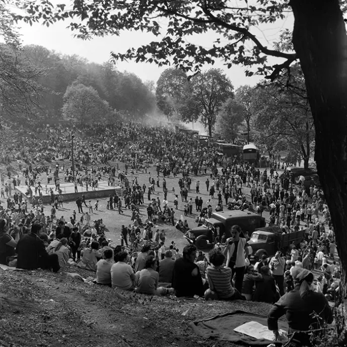 Ilyen sokan vonultak ki majálisozni az erdő alá az 1970-es évek elején – Fotók: Minerva Archívum