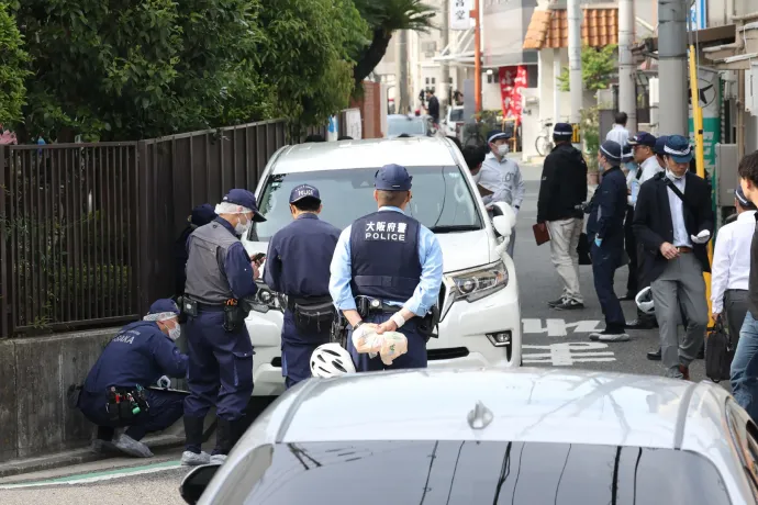 Iskolás gyerekek közé hajtott autójával egy férfi Japánban