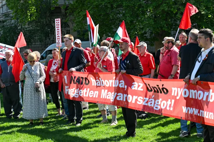 A Magyar Munkáspárt május 1-jei ünnepi gyűlése a fővárosi Kodály köröndön – Fotó: Illyés Tibor / MTI