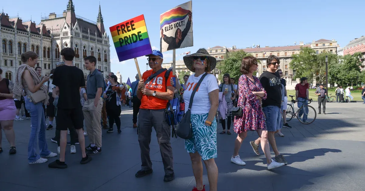 Szellősen gyülekeznek Hadházy Kossuth térre szervezett tüntetésén