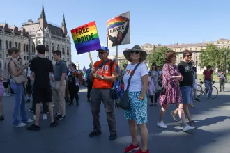 Szellősen gyülekeznek a tüntetők a Kossuth téren