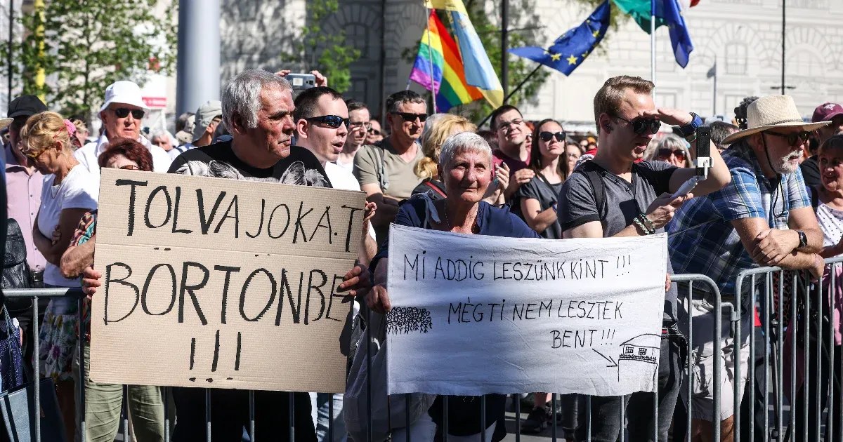 Tüntetés a gyülekezési jog védelmében a Kossuth téren Hadházy Ákos vezetésével Tüntetés a gyülekezési jog védelmében a Kossuth téren Hadházy Ákos vezetésével