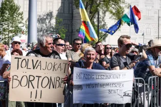 „Ennél szégyenletesebb Alaptörvény-módosítás eddig nem volt” – a Kossuth téren tüntetnek a Pride betiltása ellen