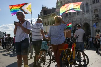 „Itt van az ideje a nemzeti felelősségrevonás rendszerének” – a Kossuth téren tüntetnek a Pride betiltása ellen