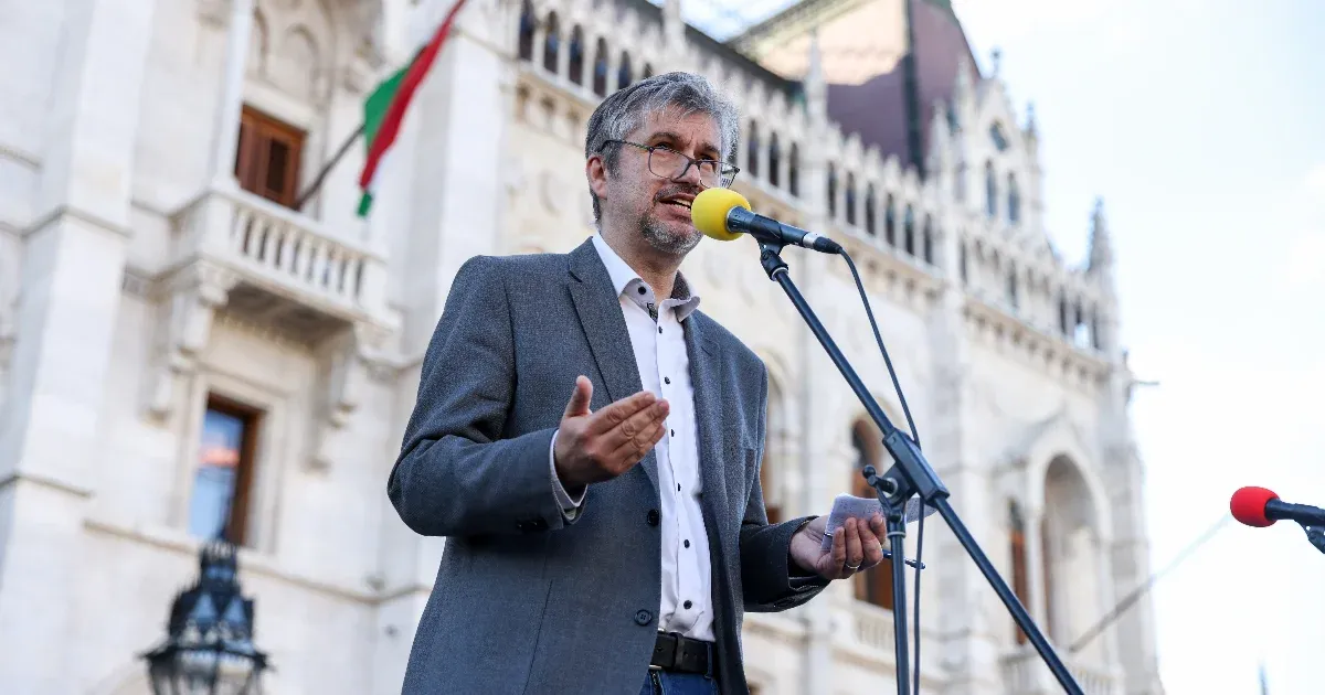 A Lánchíd mindkét végét rendőrsorfal zárta le, egy időre a járdán rekedtek a tüntetők