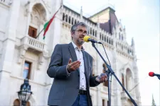 A Lánchíd mindkét végét rendőrsorfal zárta le, egy időre a járdán rekedtek a tüntetők