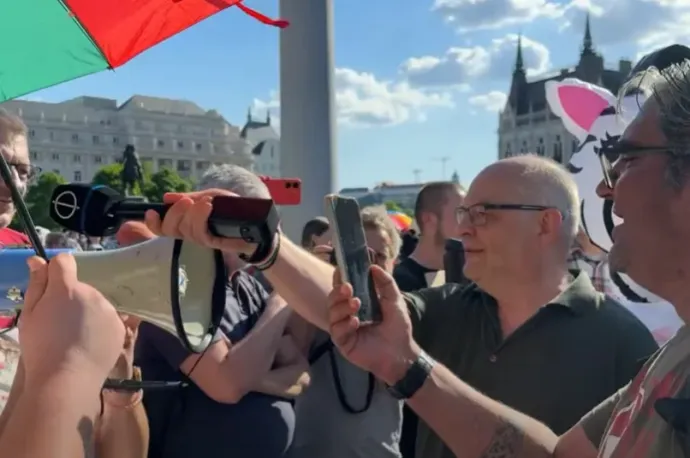 Videón, ahogy a tüntetők körbeveszik a köztévé riporterét
