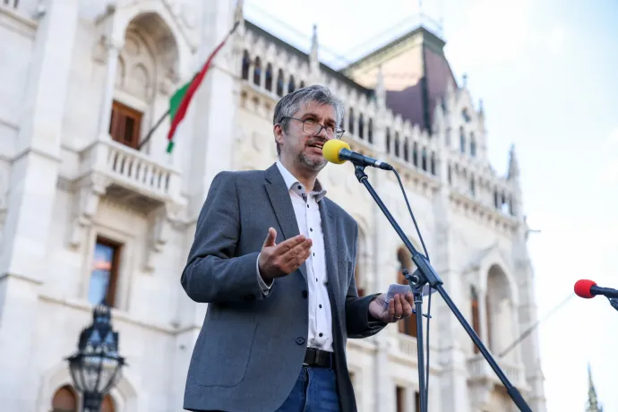 A Lánchíd mindkét végét rendőrsorfal zárta le, egy időre a járdán rekedtek a tüntetők