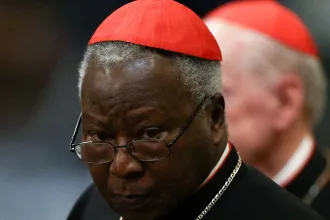 Vajon szavazhat-e a pápaválasztáson az afrikai bíboros, aki nem tudja a korát?