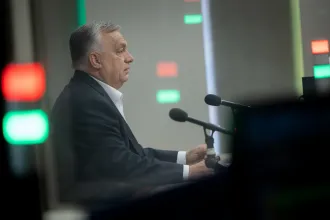 Magyar Péter szerint Orbán hazudik a gazdaság állapotáról, a Jobbik szerint sok volt neki a virsli és a sör