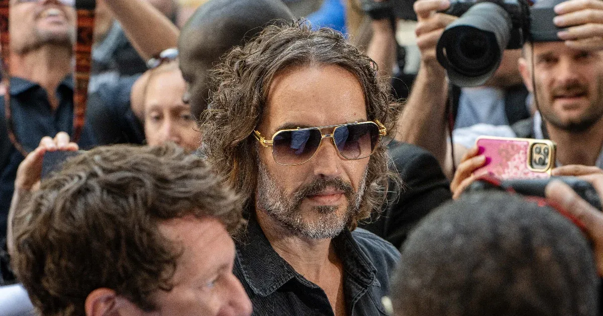 Elkezdődött a nemi erőszakkal vádolt Russell Brand londoni pere