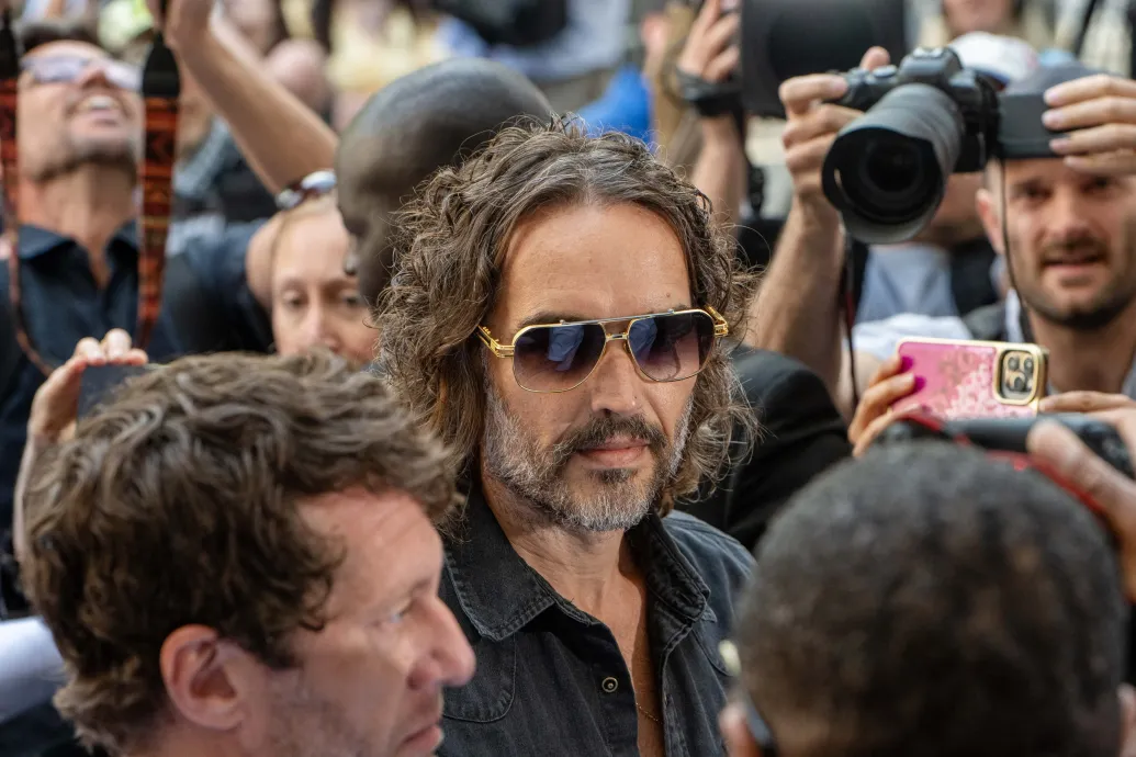 Elkezdődött a nemi erőszakkal vádolt Russell Brand londoni pere