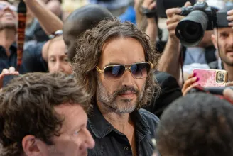 Elkezdődött a nemi erőszakkal vádolt Russell Brand londoni pere