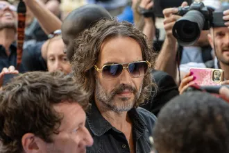 Elkezdődött a nemi erőszakkal vádolt Russell Brand londoni pere