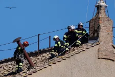 Felrakták a pápaválasztást jelző kéményt, és már kész az új pápa ruhája is