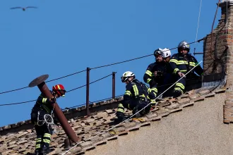 Felrakták a pápaválasztást jelző kéményt, és már kész a új pápa ruhája is
