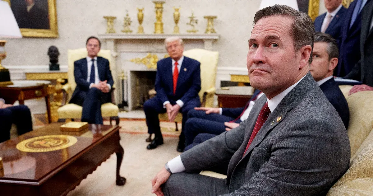 A Signal-botrány nélkül is vékony jégen táncolt Trump kirúgott nemzetbiztonsági tanácsadója