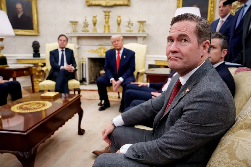 A Signal-botrány nélkül is vékony jégen táncolt Trump kirúgott nemzetbiztonsági tanácsadója