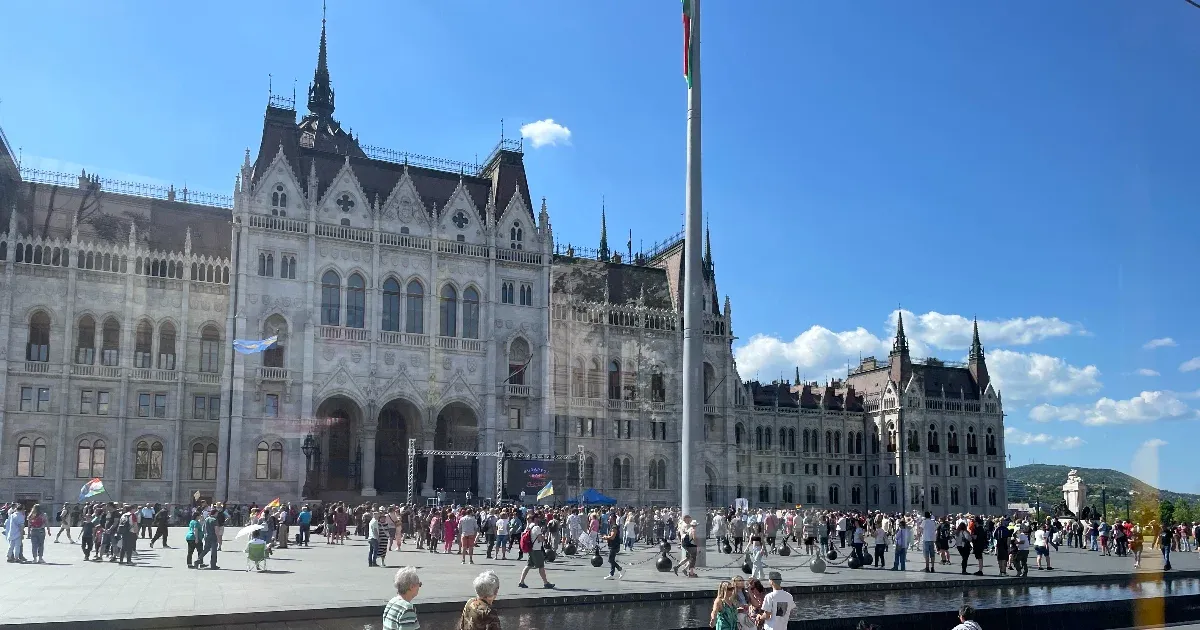 Hat ember ellen tett feljelentést a rendőrség a Kossuth téri tüntetés utáni vonulás miatt