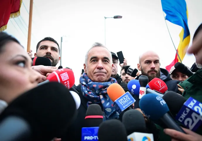 Călin Georgescu riporterek gyűrűjében a választási eredmények 2024 decemberi megsemmisítése után – Fotó: Daniel Mihailescu / AFP