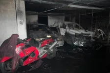 Holttestet találtak abban a 11. kerületi mélygarázsban, ahol hajnalban gyulladt ki egy kisbusz és egy autó