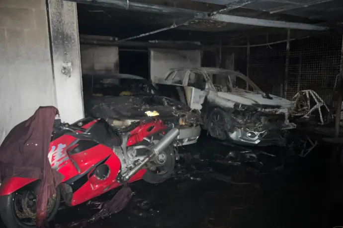 Holttestet találtak abban a 11. kerületi mélygarázsban, ahol hajnalban gyulladt ki egy kisbusz és egy autó