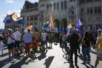 Feljelenti a rendőrséget a Momentum a május elsejei tüntetés utáni sorfal és igazoltatás miatt