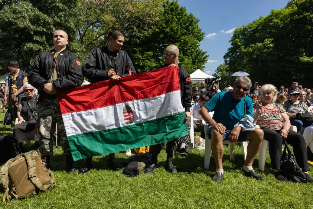 Vizsgálja a rendőrség, hogy volt-e karlendítés és Hitler-tetoválás a Mi Hazánk majálisán