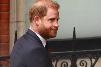Harry herceg kibékülne a királyi családdal és apjával, aki már szóba sem áll vele