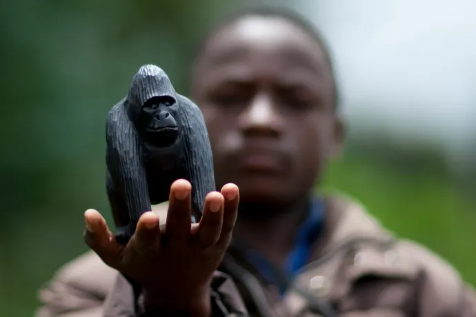 Egyetlen kérdés maradt az emberiség számára: 100 férfi legyőzne-e egy gorillát?