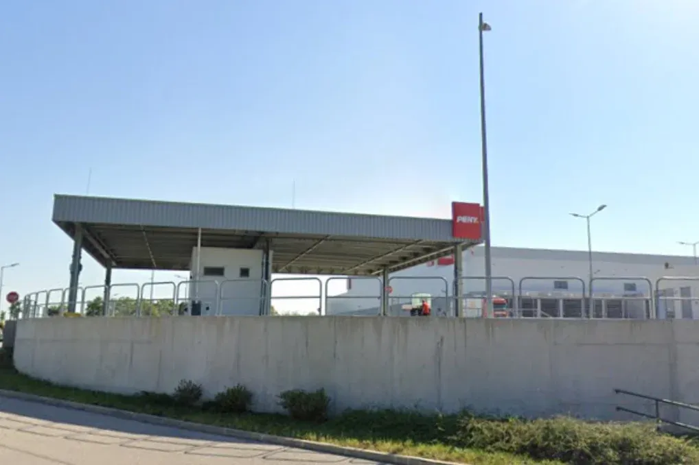 Kigyulladt a Penny veszprémi raktárépülete