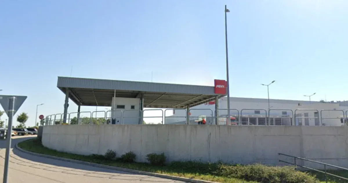 Kigyulladt a Penny veszprémi raktárépülete