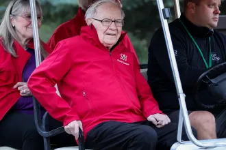 Év végéig távozik 60 éve fillérekért vett, most egybillió dolláros cége éléről Warren Buffett