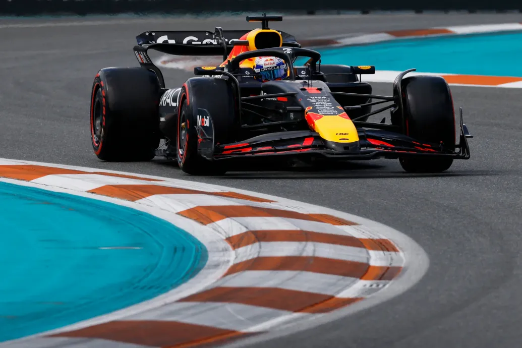 Verstappen Miamiban is elhappolta a pole-t a hibázó McLarenek elől