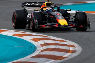 Verstappen Miamiban is elhappolta a pole-t a hibázó McLarenek elől