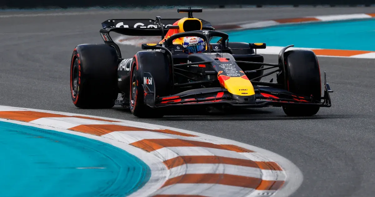 Verstappen Miamiban is elhappolta a pole-t a hibázó McLarenek elől