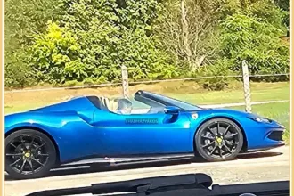 Kék Ferrariban fotózták le Mészáros Lőrincet, Hadházy Ákos kiposztolta