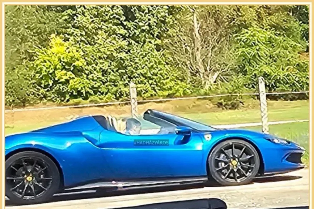 Kék Ferrariban fotózták le Mészáros Lőrincet, Hadházy Ákos kiposztolta