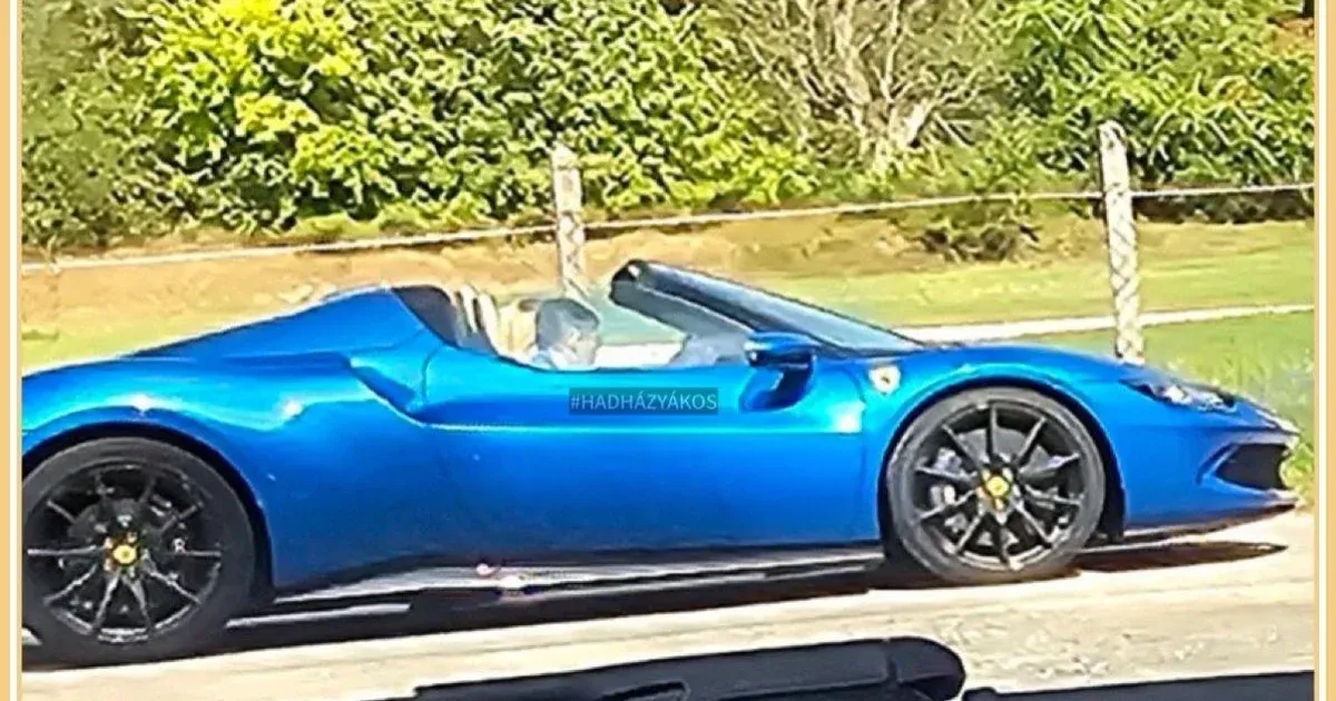 KĂ©k Ferrariban fotĂłztĂĄk le MĂ©szĂĄros LĆrincet, HadhĂĄzy Ăkos kiposztolta