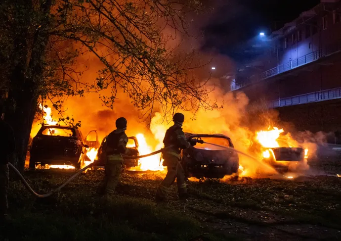 Tűzoltók dolgoznak egy orosz dróncsapás helyszínén Kijevben 2025. május 4-én – Fotó: Olga Yakimovich / Reuters