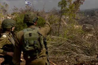Rakétatámadás bénította meg a Ben Gurion repteret, Izrael újabb offenzívát tervez Gázában