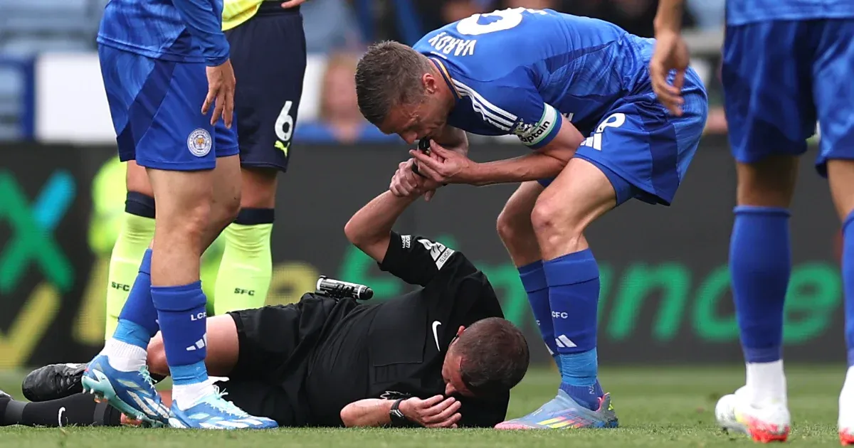 Az agyrázkĂłdást szenvedett, földön fekvĹ‘ bĂrĂł sĂpjával állĂtotta meg a játĂ©kot a Leicester City csatára