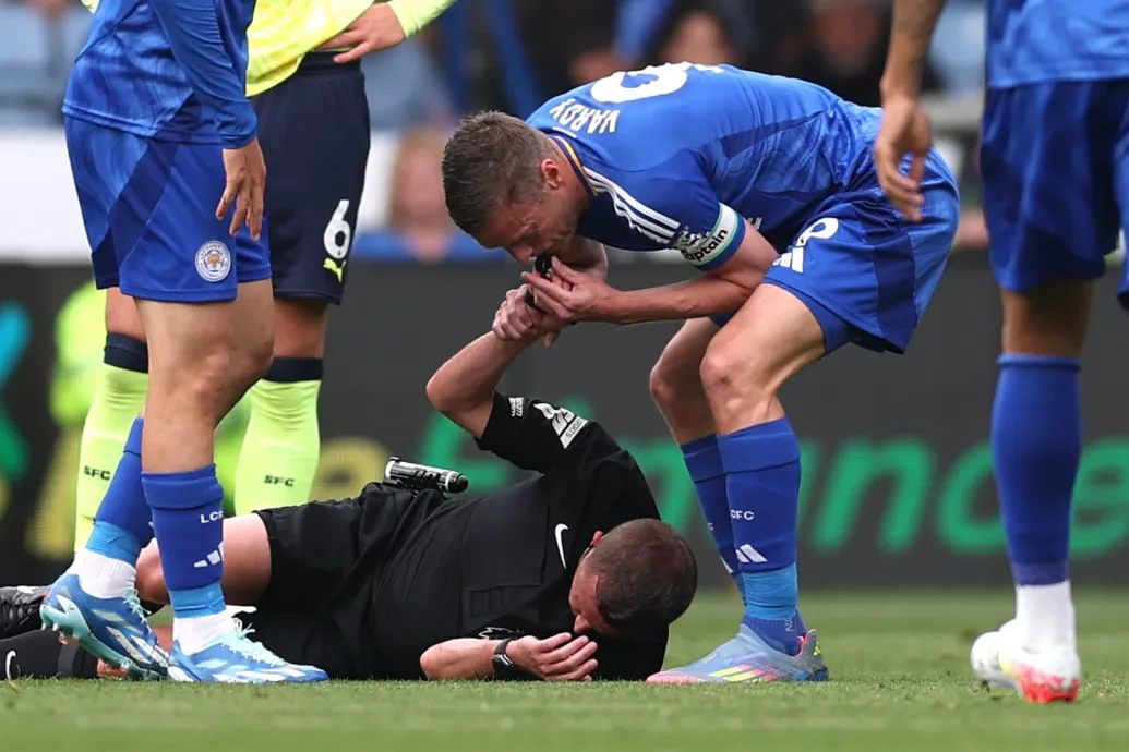 Az agyrázkódást szenvedett, földön fekvő bíró sípjába fújt bele a Leicester City csatára